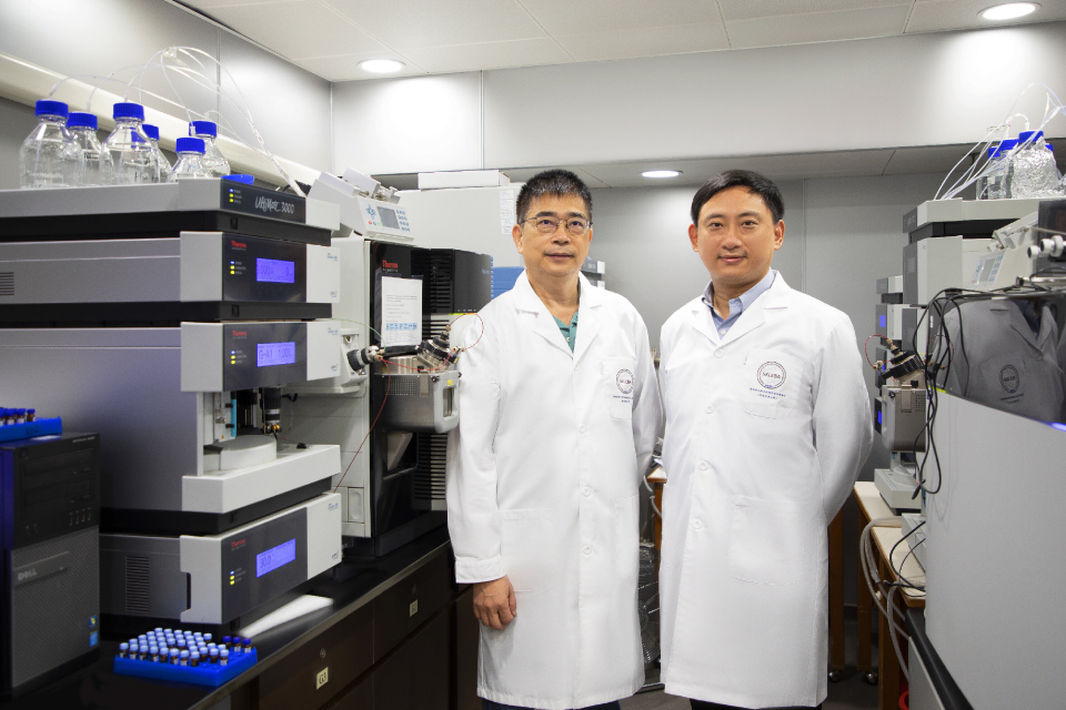 Professor Cai Zongwei, Chair Professor of the Department of Chemistry (left), Professor Yang Zhu, Assistant Professor from the Department of Biology (right) and PhD candidate Mr Chen Leijian of the Department of Chemistry find that invisible airborne pollutants, namely microplastics and nanoplastics, jeopardise lung health. 